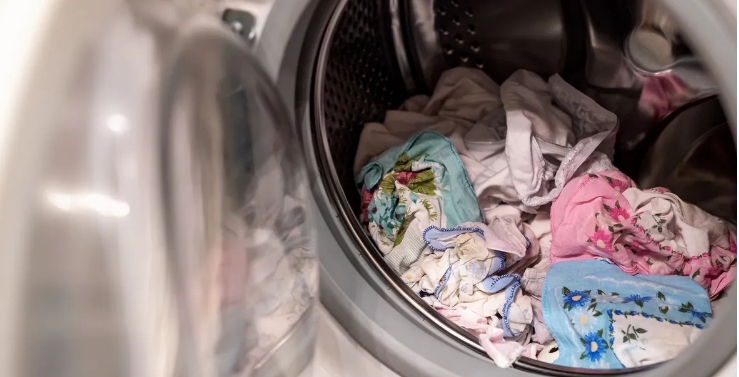 Taschentuch mitgewaschen: 8 Tricks, um die Fusseln zu entfernen